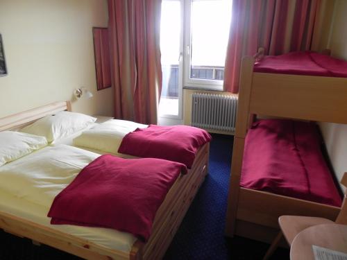 Hotel Berghof Tauplitzalmにあるベッド