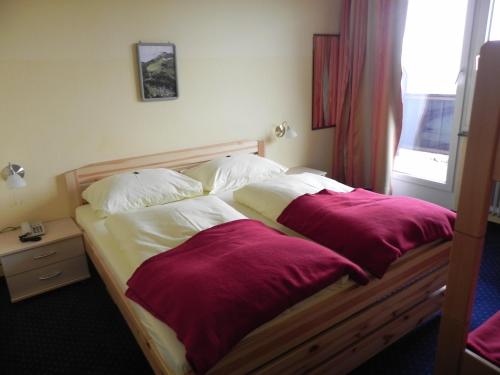 Postel nebo postele na pokoji v ubytování Hotel Berghof Tauplitzalm