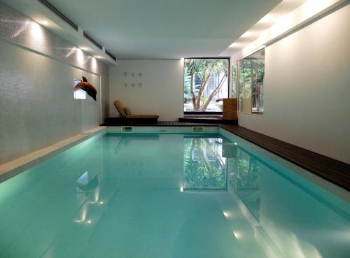 a swimming pool in a house at Family Secrets Santo André in Santa Maria Da Feira