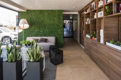 Area soggiorno di The Dylan Hotel at SFO