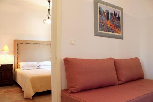 Una cama o camas en una habitación de Kastro Maini