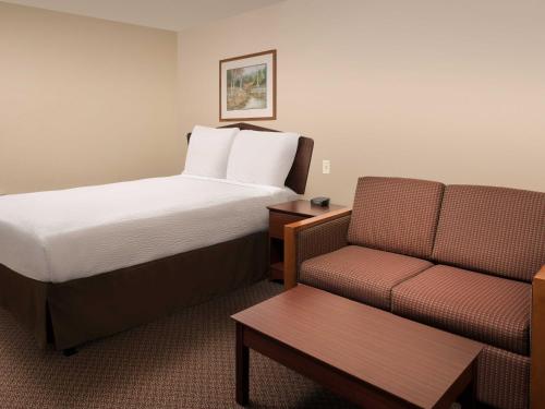 เตียงในห้องที่ WoodSpring Suites Kansas City Mission
