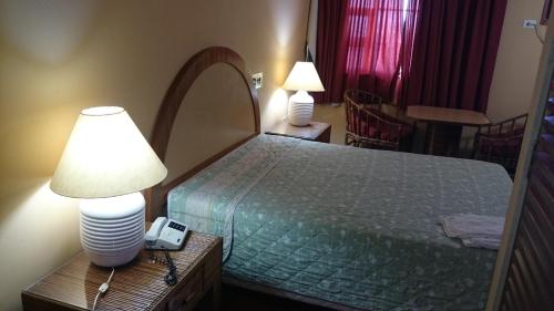Brasao Palace Hotel tesisinde bir odada yatak veya yataklar