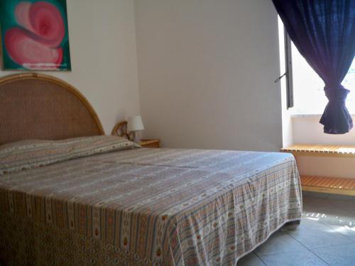 ポンツァにあるL'Isolana Case Vacanza Azzurraのベッドルーム(ベッド1台、窓付)