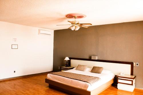 Ένα ή περισσότερα κρεβάτια σε δωμάτιο στο Hotel El Monte