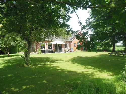 Taman di luar B&B Landgoed Sonneborghe
