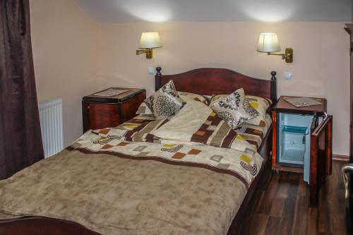 um quarto com uma cama grande e 2 mesas de cabeceira em Casa Bocskai em Sovata