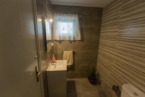 Ένα μπάνιο στο Brivaldo Guest House