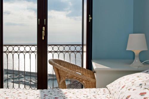 アグローポリにあるSeaview apartments Stella Maris Agropoliのベッドルーム1室(ベッド1台付)が備わります。