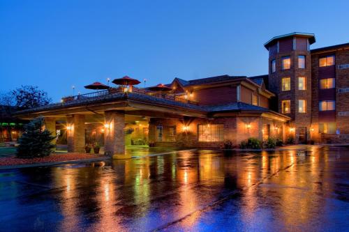 a building on a rainy street in front of a building at Grand Gateway Hotel in Rapid City