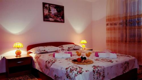 ein Schlafzimmer mit einem Bett und einem Tablett mit Essen drauf in der Unterkunft Apartments Elena in Ugljan