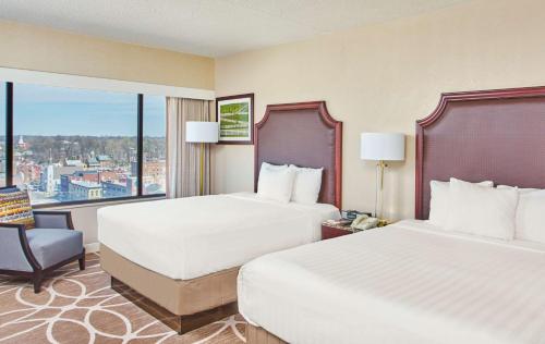 una camera d'albergo con due letti e una finestra di Hyatt Regency Lexington a Lexington