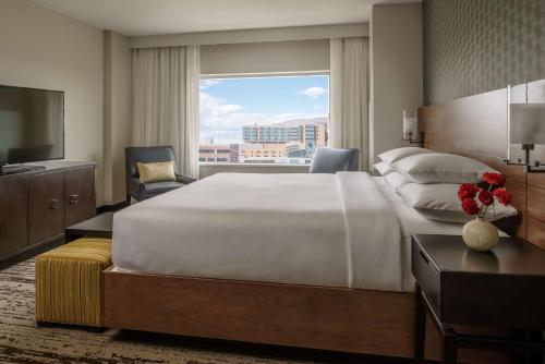 Hyatt Regency Aurora-Denver Conference Centerにあるベッド