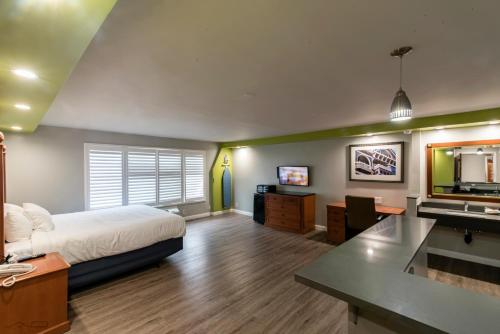 Schlafzimmer mit einem Bett, einem Schreibtisch und einem Waschbecken in der Unterkunft The SeaScape Inn in San Francisco