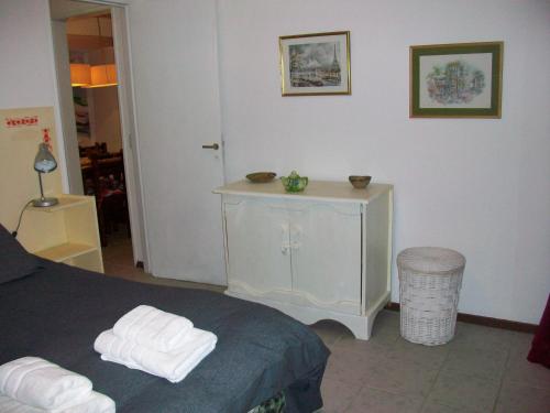 1 dormitorio con 1 cama con toallas en Vista II Apartments en San Carlos de Bariloche