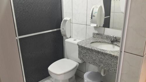 y baño con aseo y lavamanos. en Apartamento temporário Vila Yolanda, en Foz do Iguaçu