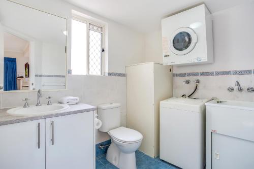 黃金海岸的住宿－天堂島酒店，白色的浴室设有卫生间和水槽。