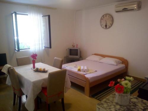 Una cama o camas en una habitación de Apartment Kotor-Andrija Jovanovic