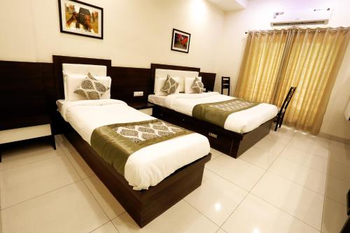 two beds in a hotel room with at Hotel Fortune Plaza in Ajmer