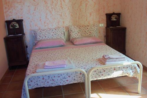 ボルゴ・ヴァル・ディ・ターロにあるBorgoedenの小さなベッドルーム(ピンクのシーツが備わるベッド付)