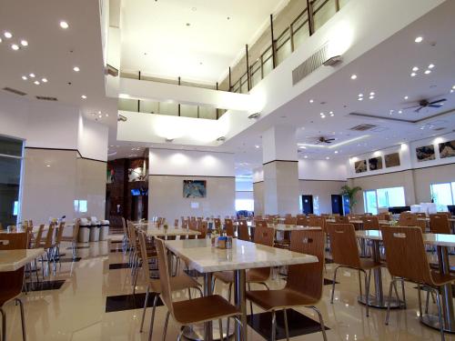 una sala da pranzo con tavoli e sedie di Toyoko Inn Cebu a Cebu City