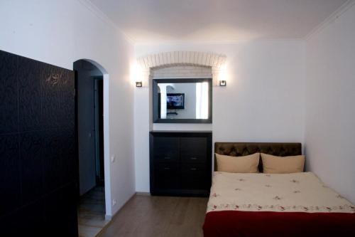 リヴィウにあるApartment on Staroievreiskaの小さなベッドルーム(ベッド1台、鏡付)