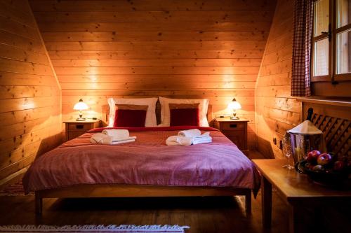 Tempat tidur dalam kamar di Hotel****Liptovský dvor