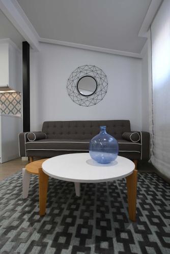 a vase sitting on a table in a living room at LEÓN SUITE Urban Studios in León