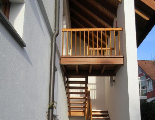 un escalier en bois sur le côté du bâtiment dans l'établissement Gästezimmer Paul, à Lindau