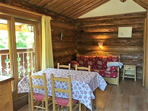 een eetkamer met een tafel in een blokhut bij Chalet Le Ranch in Les Deux Alpes