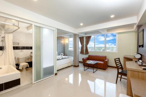 Posezení v ubytování RoomQuest Suvarnabhumi Airport Romklao Soi 6