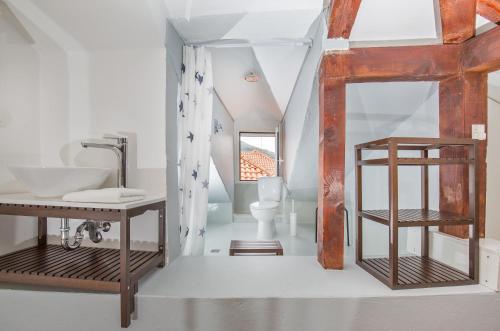 Ένα μπάνιο στο Apartment Flower