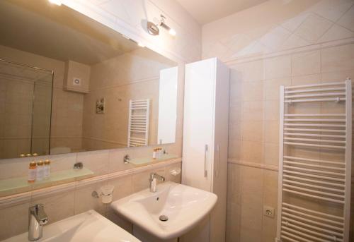 un baño con lavabo y espejo en Sozopol house in Sozopolis, en Sozopol