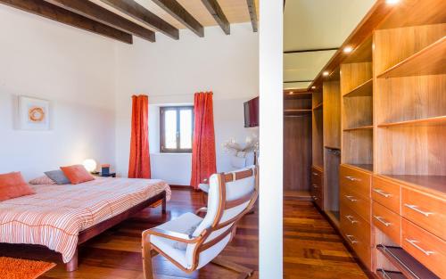 Ein Etagenbett oder Etagenbetten in einem Zimmer der Unterkunft Es Quartó
