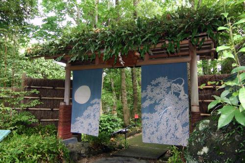 a garden with a blue structure with plants on it at Hanafubuki in Ito