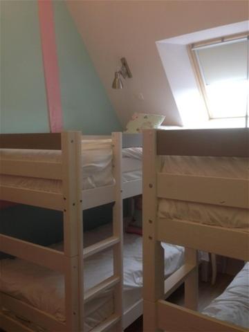 deux lits superposés dans une chambre avec fenêtre dans l'établissement la bonbonniere, à Saunay