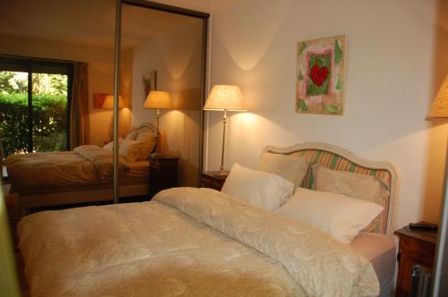 Ένα ή περισσότερα κρεβάτια σε δωμάτιο στο Un Coin de Paradis