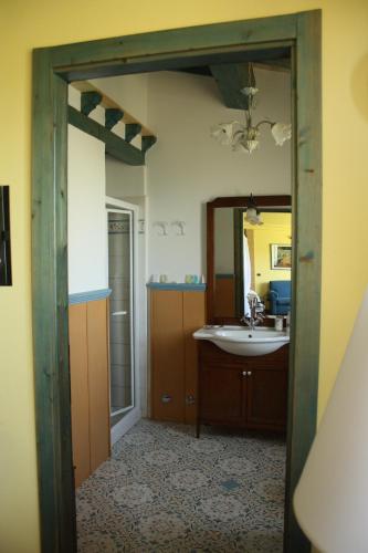 a bathroom with a sink and a mirror at Villa Clementine in Piazza Armerina