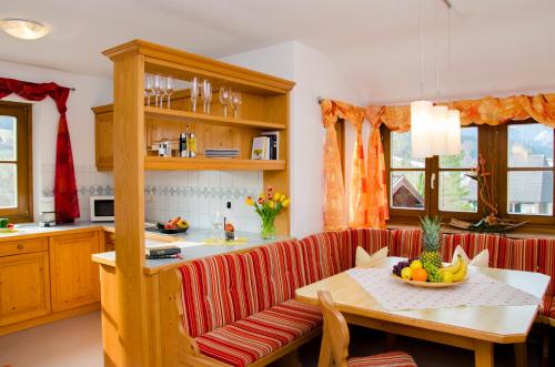 Кухня или мини-кухня в Dachstein West Hotel GmbH-Kirchenwirt Russbach

