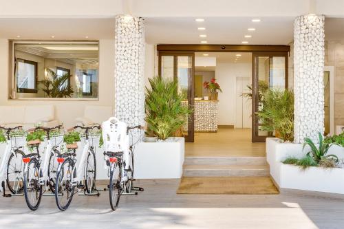 a row of bikes parked in front of a lobby at Hotel Bellariva in Lido di Jesolo
