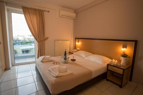 Giường trong phòng chung tại Theofilos City Hotel