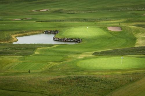 Kemudahan golf di hotel atau berdekatan