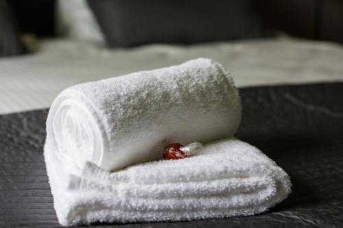 una pila de toallas blancas en una cama en Erve de Bosch, en Benteloo