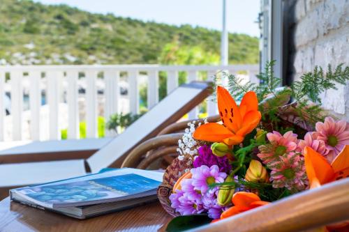 a basket of flowers sitting on top of a table at Apartments Dalmatino in Rukavac