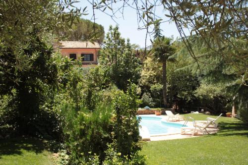 a backyard with a swimming pool and a house at Villa Clementine in Piazza Armerina