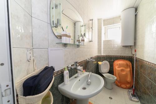 ブルガスにあるBurgas Sea Garden Apartmentのバスルーム(洗面台、トイレ付)