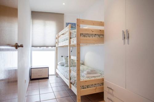 バレンシアにあるCESTAS Apartment. WIFIの二段ベッド2組が備わる客室です。