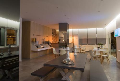 cocina y sala de estar con mesa en una habitación en Theofilos City Hotel, en La Canea