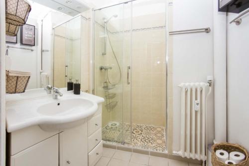 une salle de bain avec un lavabo et une douche dans l'établissement Appartement Cocon, à Chamonix-Mont-Blanc