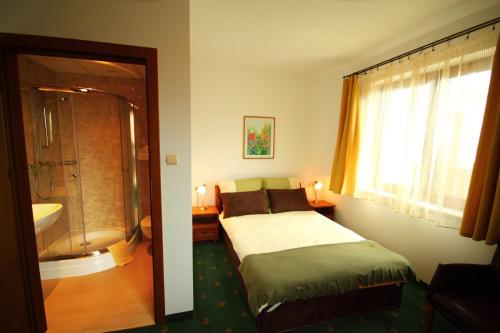 Tempat tidur dalam kamar di Klif Spa